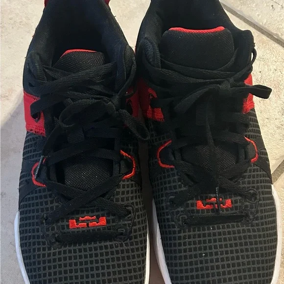 Mens Nike LeBron Witness 7 Basketball Shoes - Picture 2 of 5